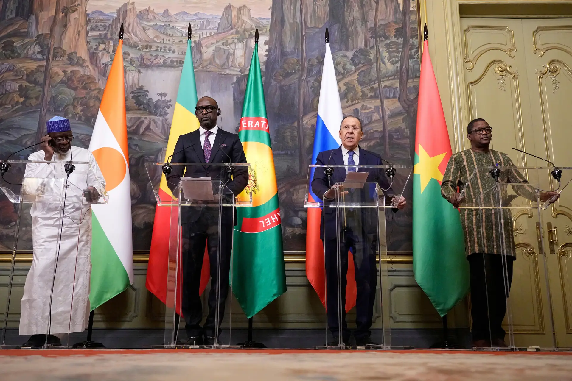 El ministro de Relaciones Exteriores de Níger, Bakery You Sangare, el ministro de Relaciones Exteriores de Malí, Abdui Diop, el ministro de Relaciones Exteriores de Rusia, Sergei Lavrov y el ministro de Asuntos Exteriores de Burkina, Karamoko Jean Mary, Trure asistieron a una conferencia de prensa de los Estados Unidos en Rusia.