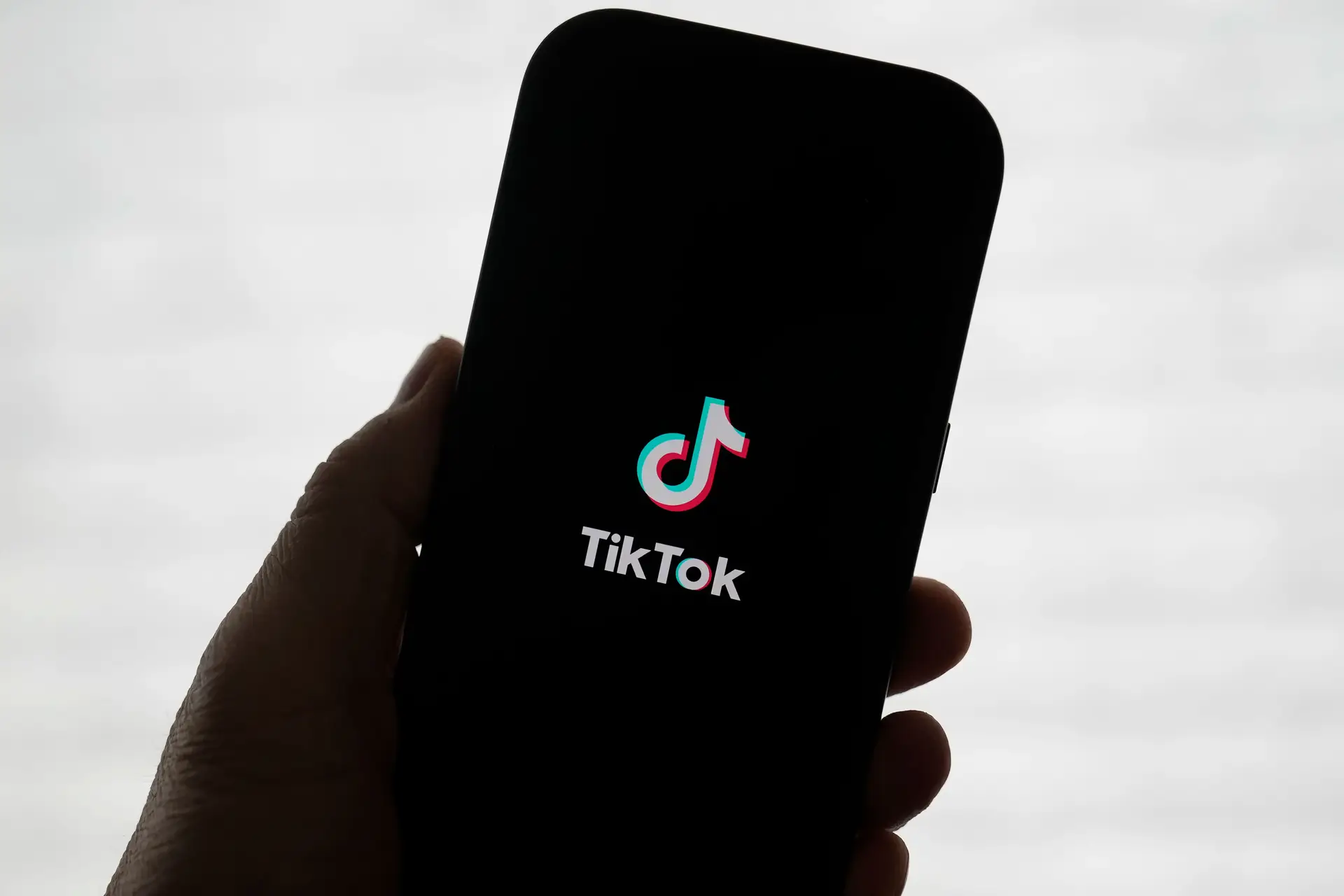 TikTok continua a ignorar riscos para a saúde mental dos jovens, alerta Amnistia Internacional