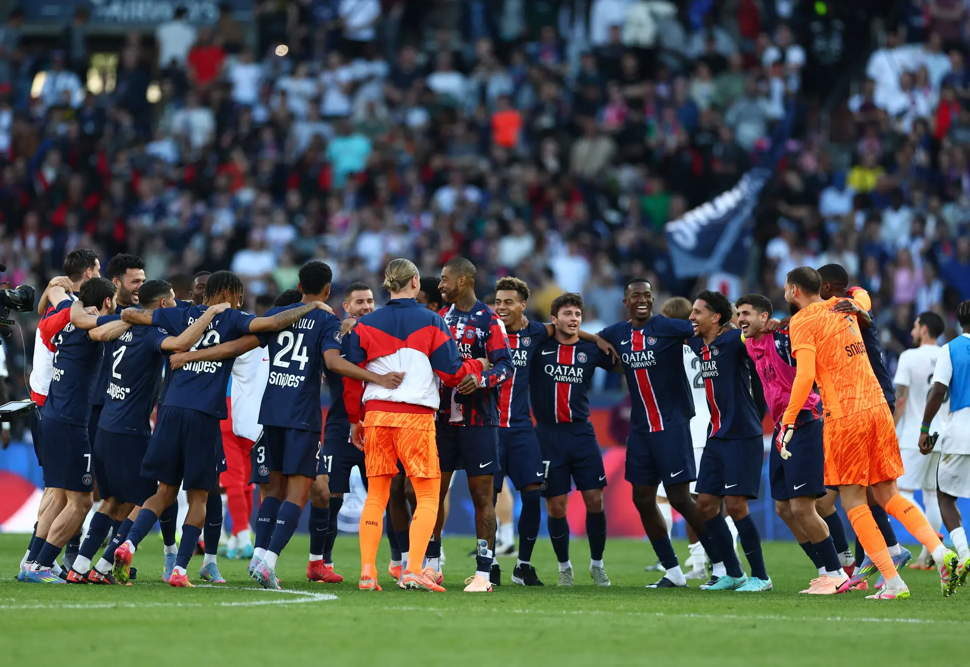 Jogadores do PSG festejam título