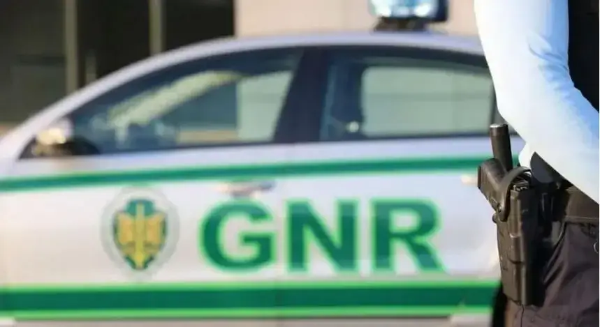 GNR desmantela grupo que transformava carros em "autovivendas"