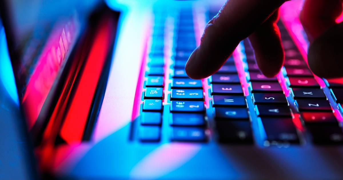 Homem detido na Alemanha por incentivar crianças a partilhar online conteúdo sexual, mutilação e suicídio