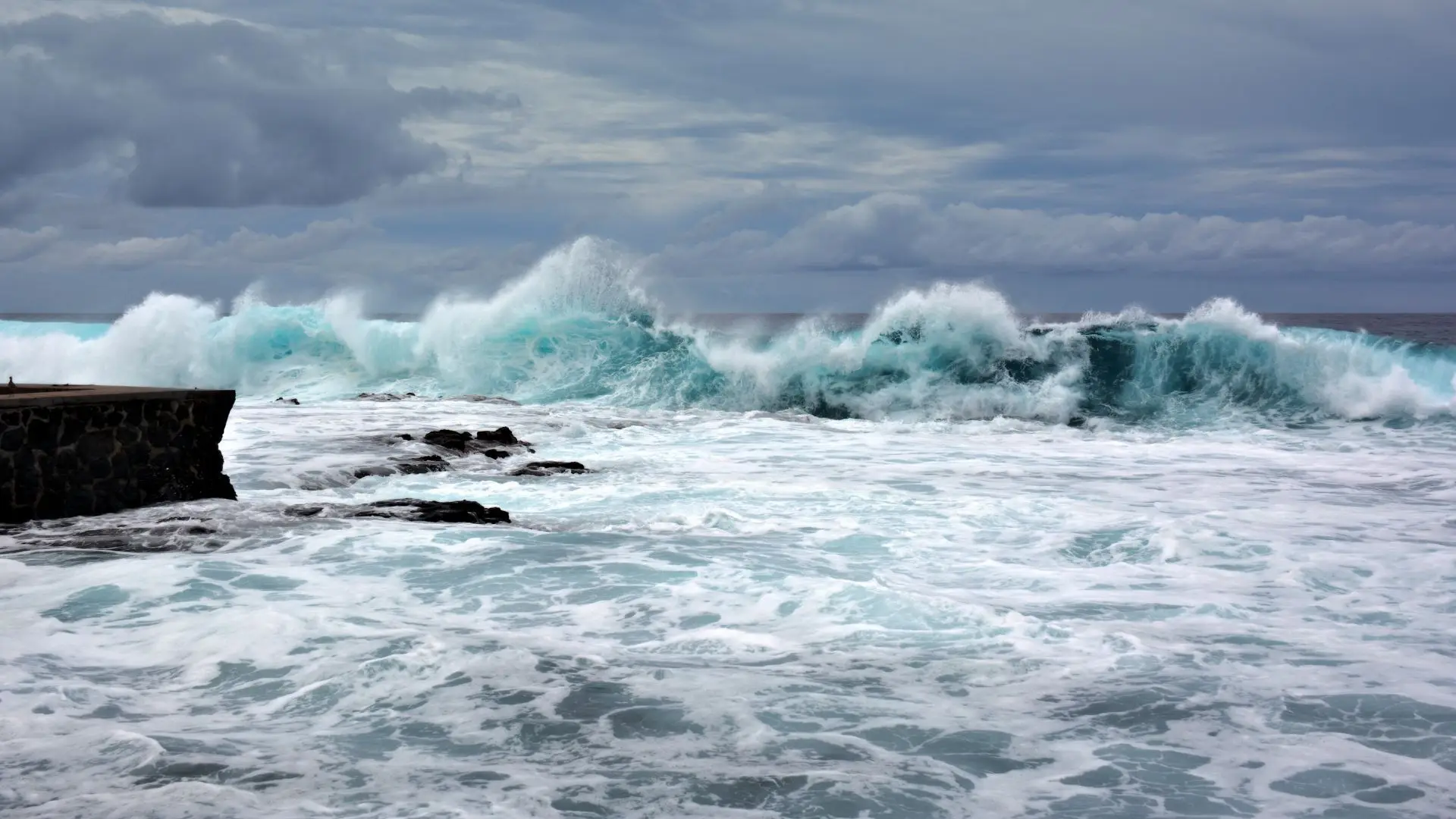 Agitação marítima forte deixa 6 distritos do continente em aviso laranja