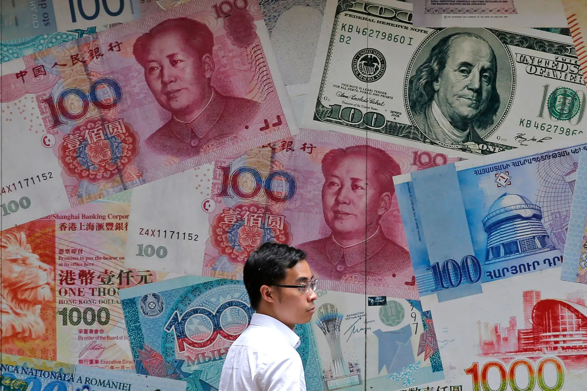 Moeda chinesa cai face ao dólar para o nível mais baixo desde 2007