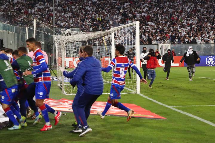 Fortaleza players flee after invasion of the lawn