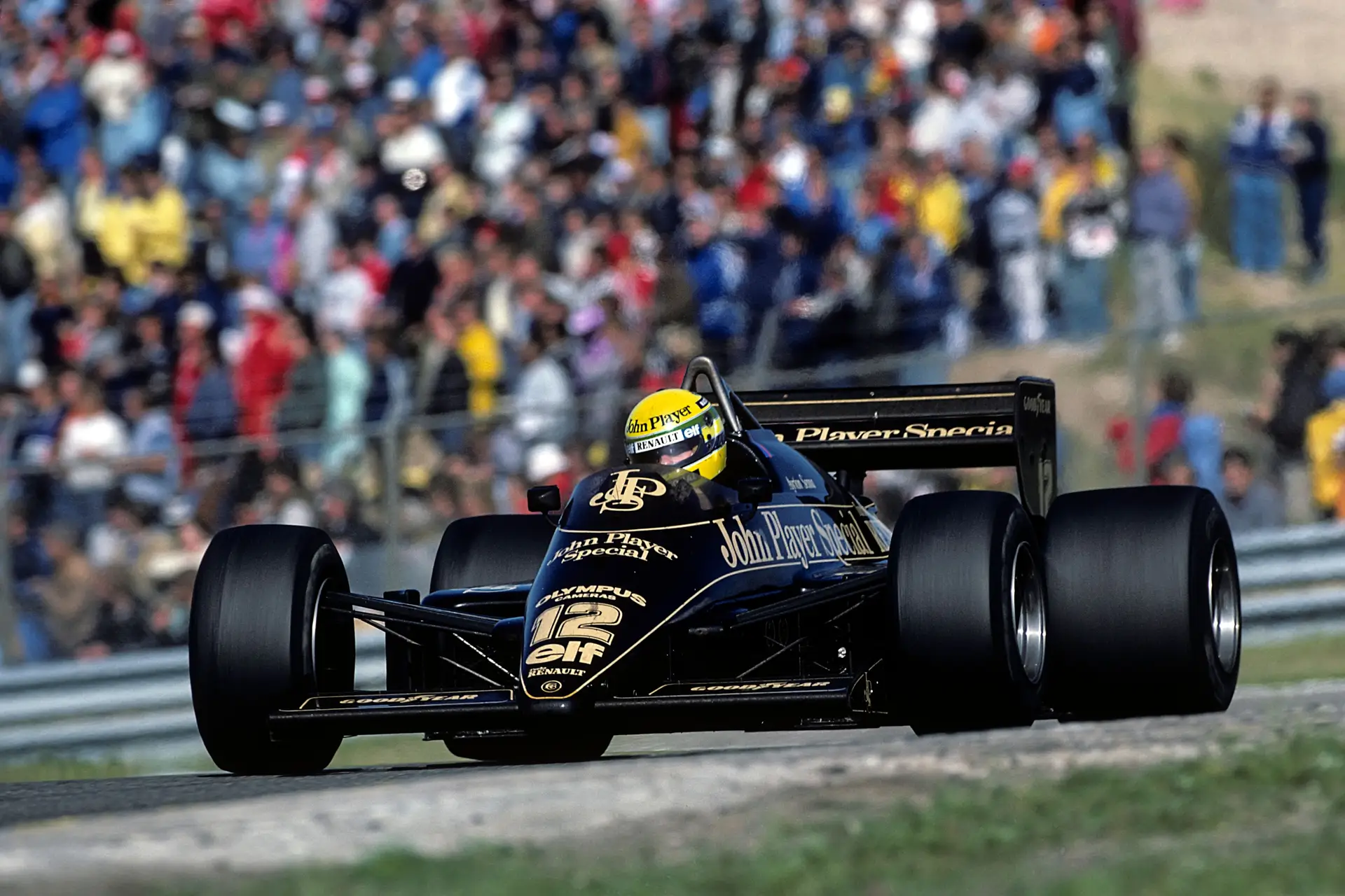 Piloto brasileño, Aerton Senna, rueda de Monolugar Lotus-Ronalt 97T en el Gran Premio de Canadá en junio de 1985.