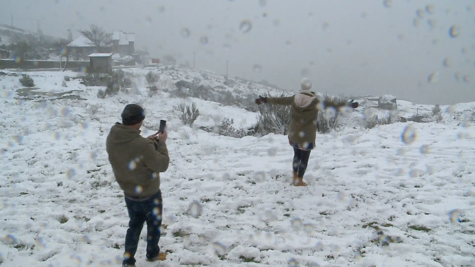 Queda de neve fecha acessos à Serra da Estrela