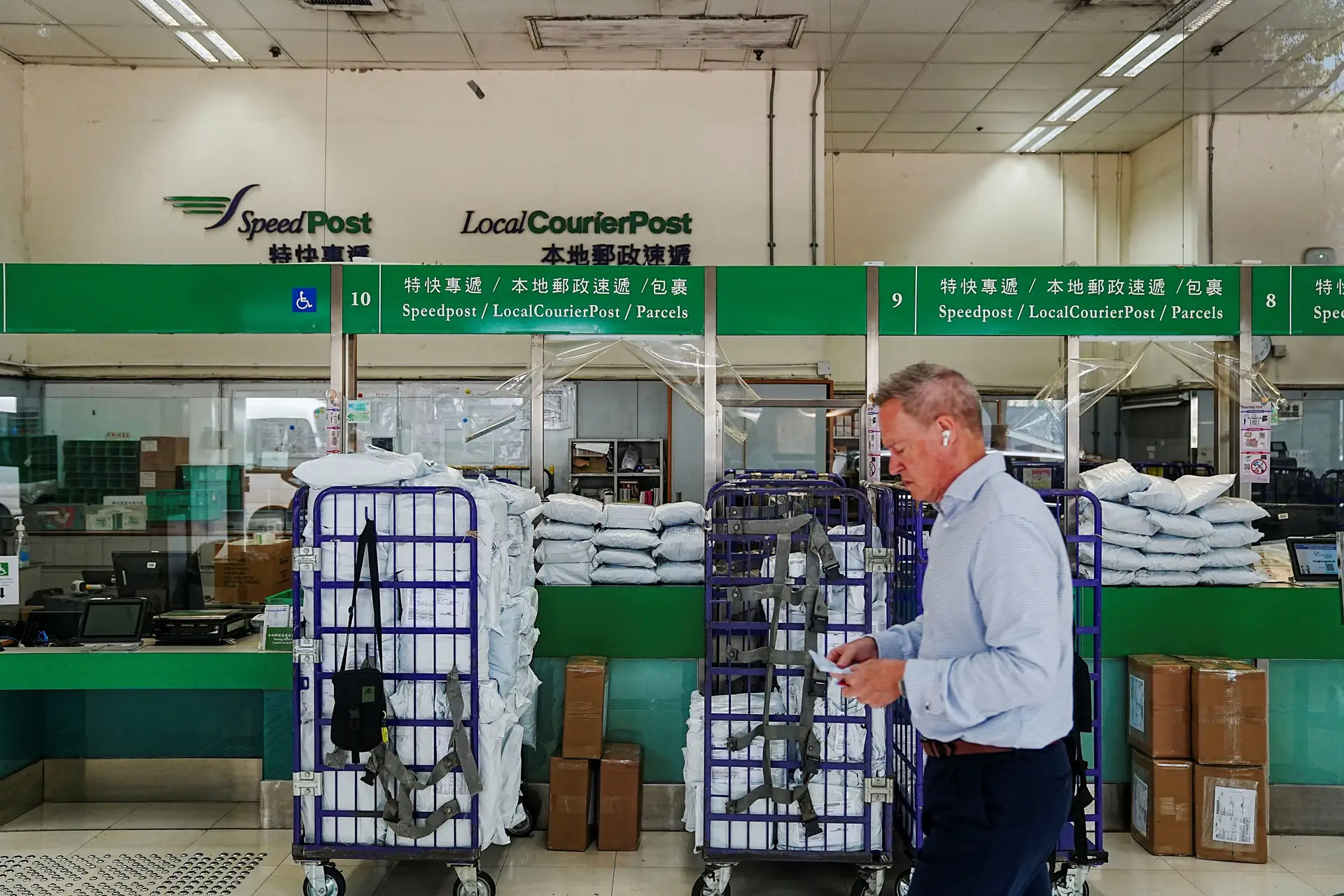 Correios de Hong Kong suspendem envio de encomendas para os EUA