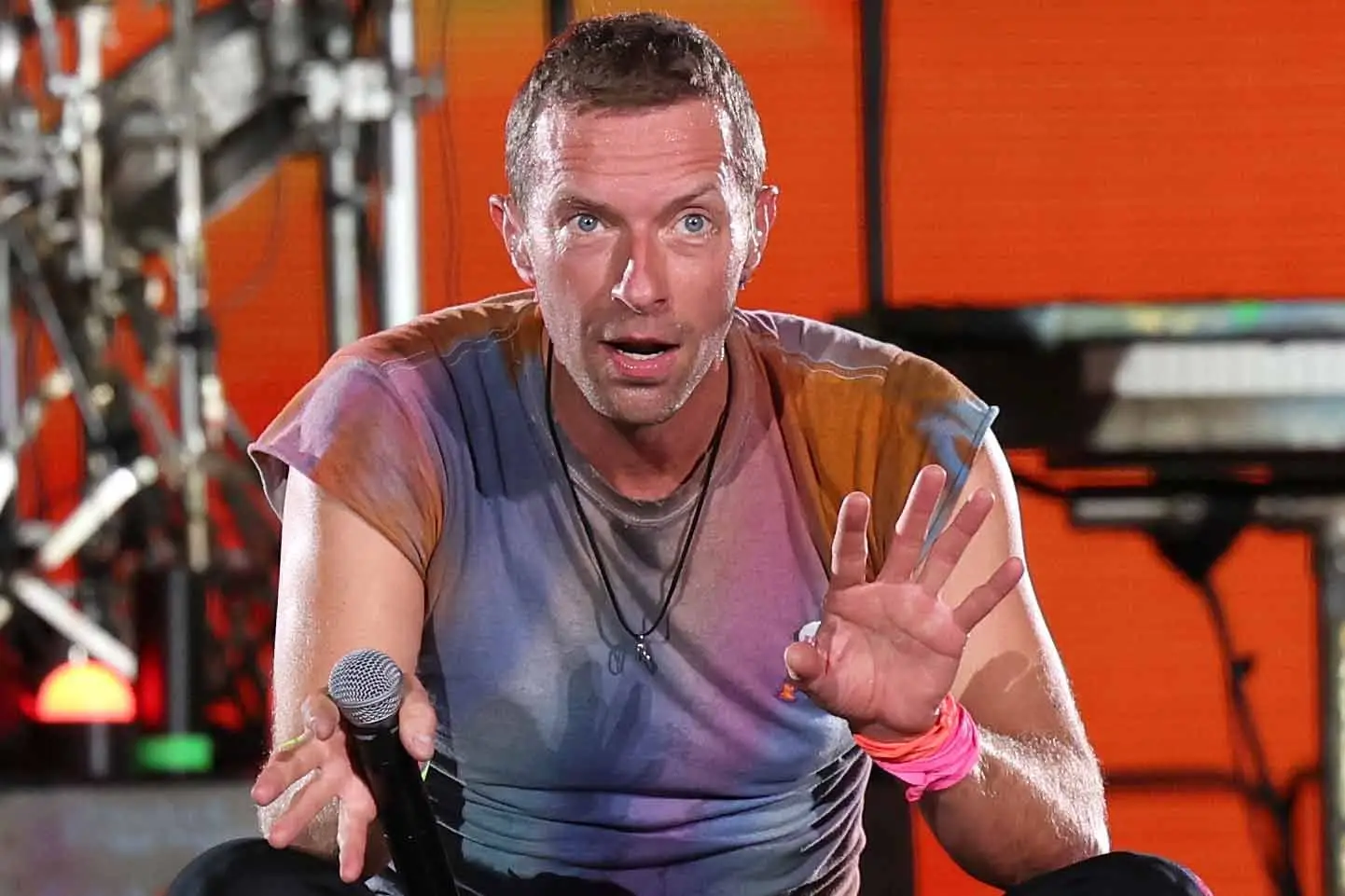 Chris Martin dos Coldplay revela luta contra a depressão: “Deixo-vos algumas coisas que me têm ajudado a manter-me feliz por estar vivo”