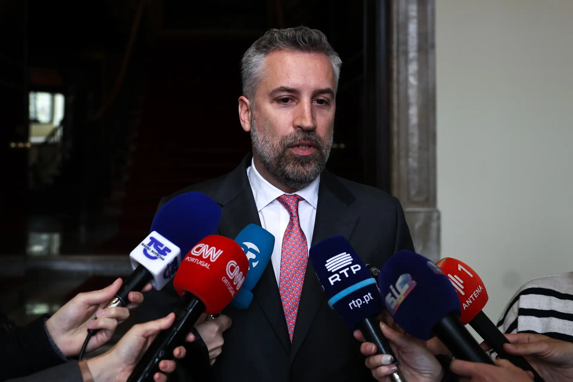 Pedro Nuno Santos acusa Montenegro de "se venturizar" em muitos temas