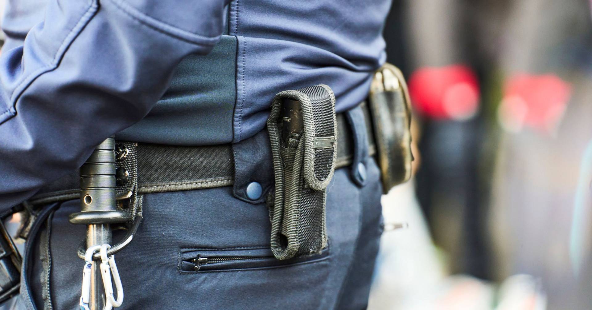 家庭暴力：23 -year -old跳7楼以逃脱警察