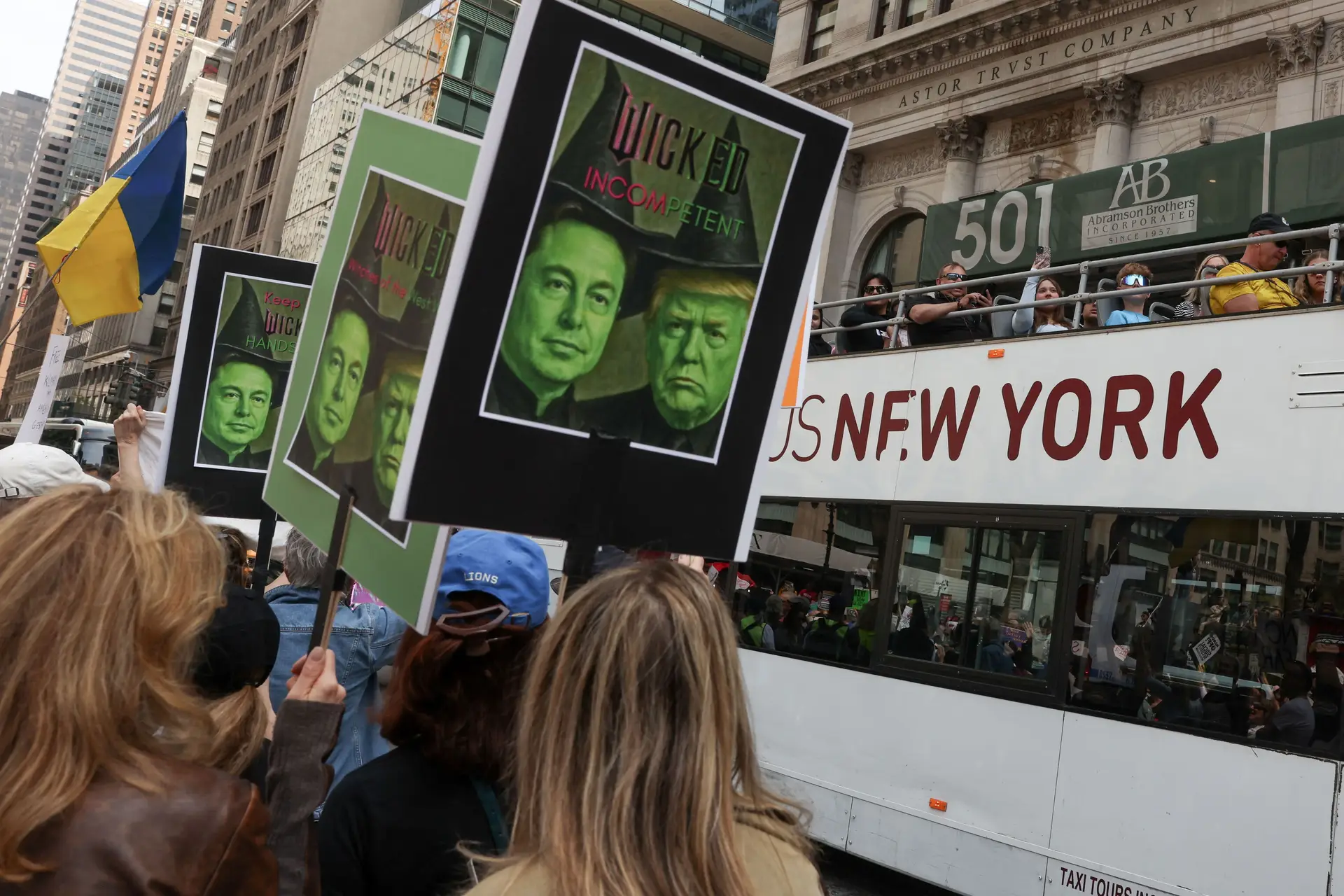 Milhares de pessoas saíram à rua em Nova Iorque em protesto anti-Trump