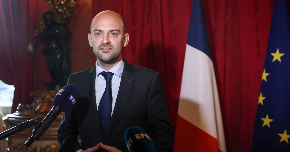 Irão nega acusações de França sobre produção de armas nucleares