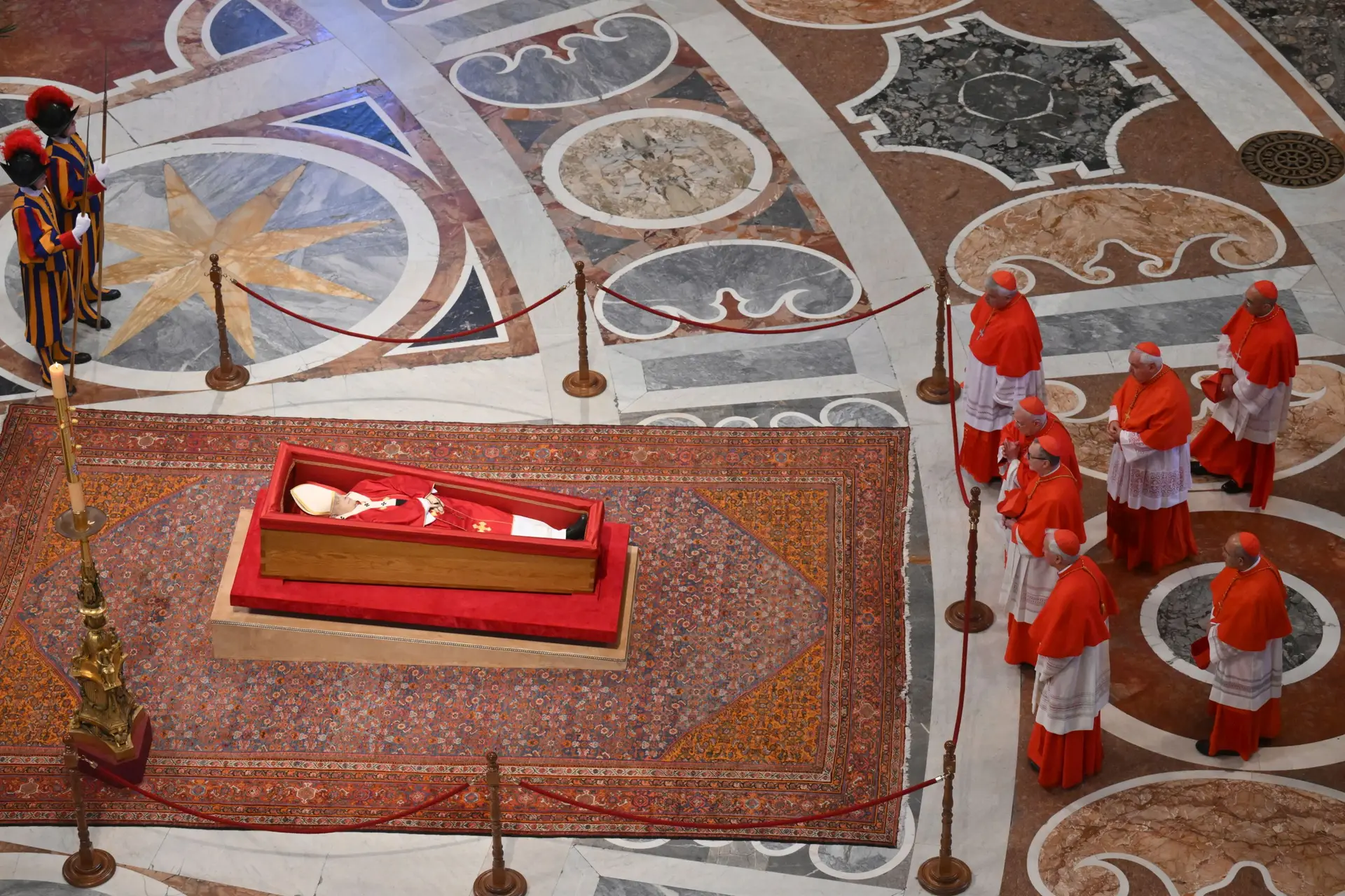 Fiéis despedem-se do Papa em cerimónia de trasladação até à Basílica de S. Pedro