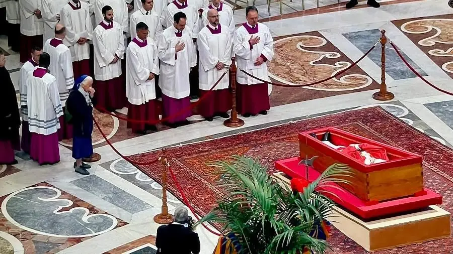 A freira Geneviève Jeanningros, junto ao corpo do amigo de longa data, o Papa Francisco, na Basílica de São Pedro, no Vaticano, a 24 de abril de 2025.