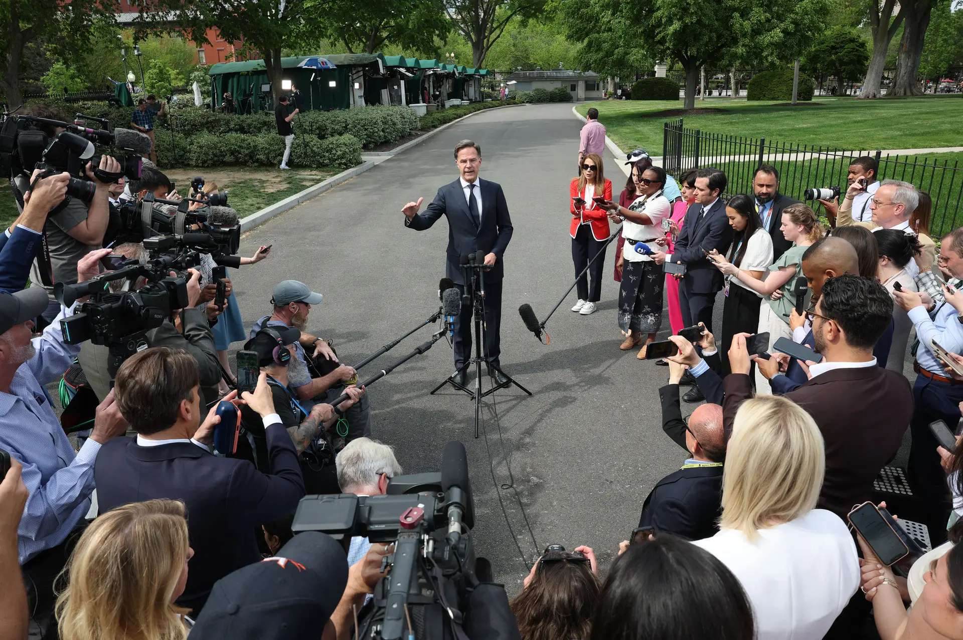 O Secretário-Geral da NATO, Mark Rutte, fala aos meios de comunicação social no exterior da Casa Branca, a 24 de abril de 2025, em Washington, DC.
