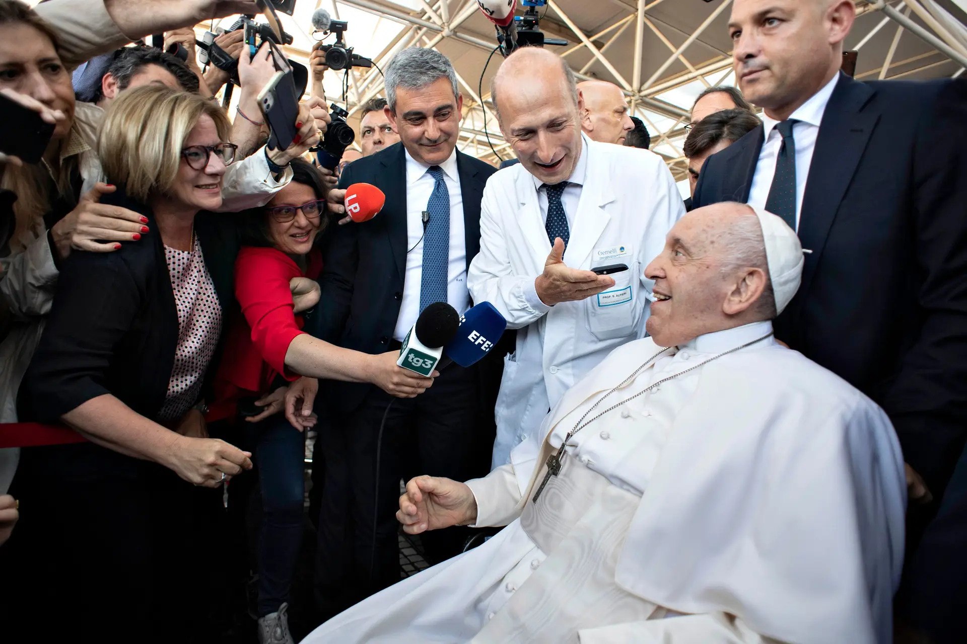 O Dr. Sergio Alfieri (meio) ao lado do Papa Francisco no Hospital Gemelli, em Roma, Itália, a 16 de junho 2023.