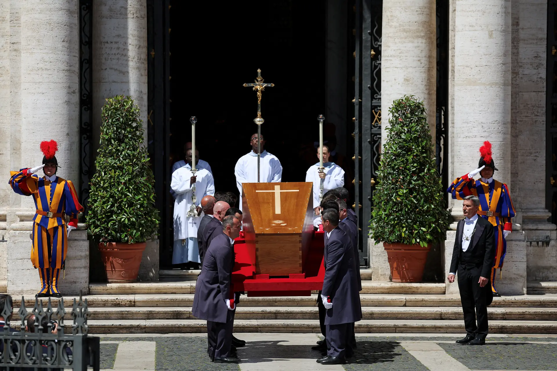 Urna do Papa Francisco na entrada da Basílica de Santa Maria Maior