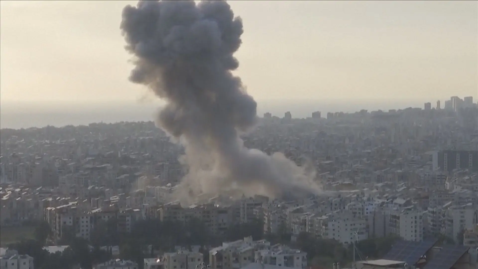 Israel lança forte vaga de bombardeamentos contra sul do Líbano