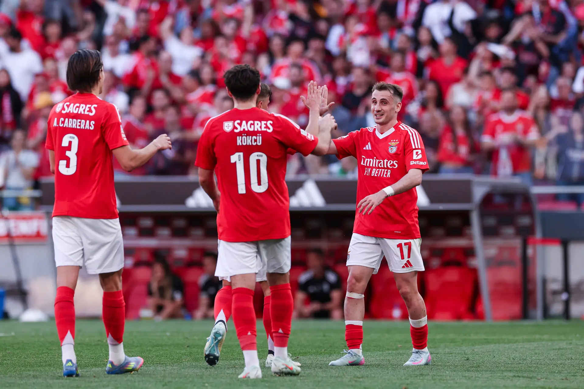 Durante el día, Benphya camina a la luz del deporte y ejerce presión sobre el deporte