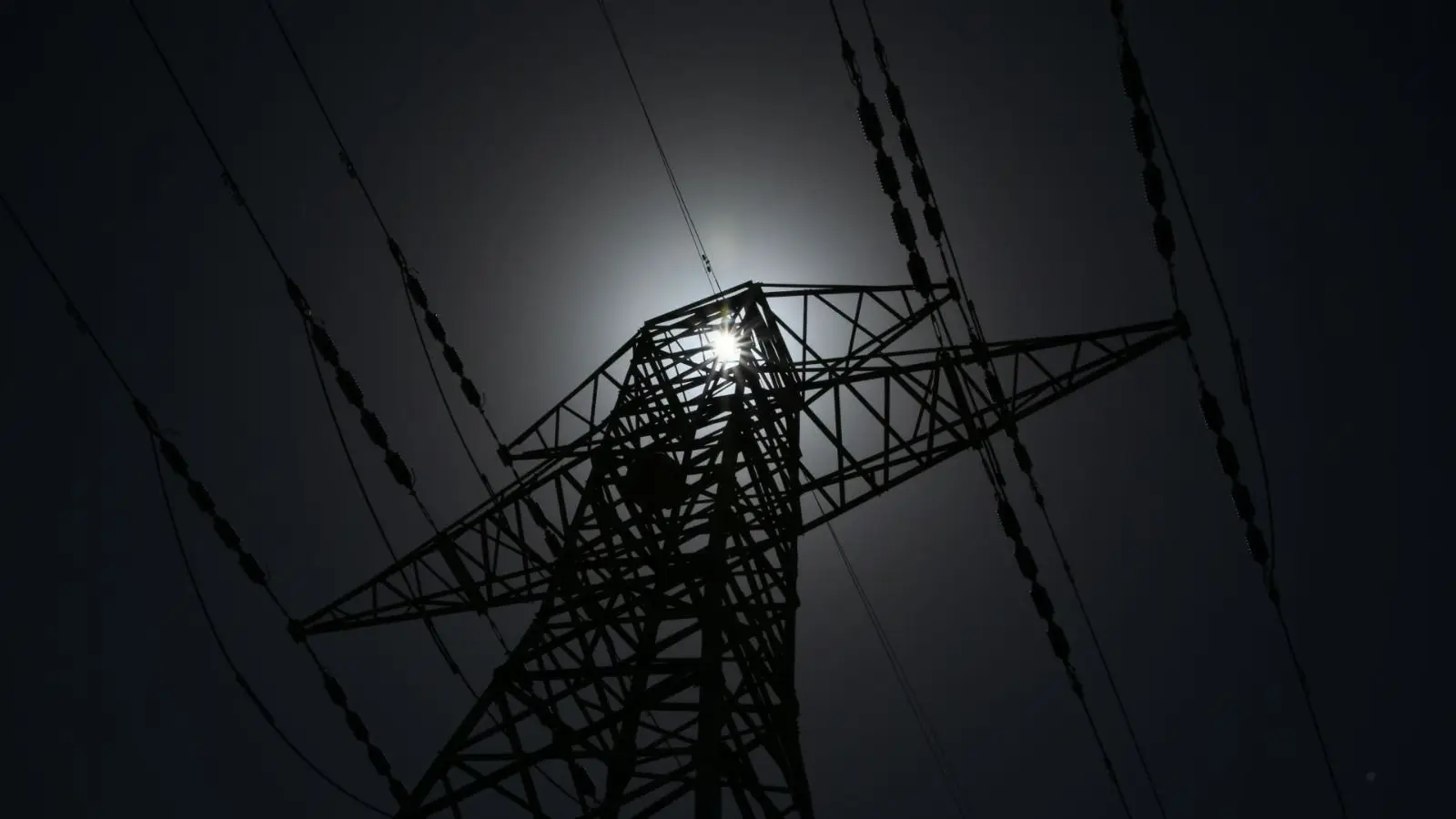 Guia prático para sobreviver a um apagão elétrico (e evitar despesas desnecessárias)