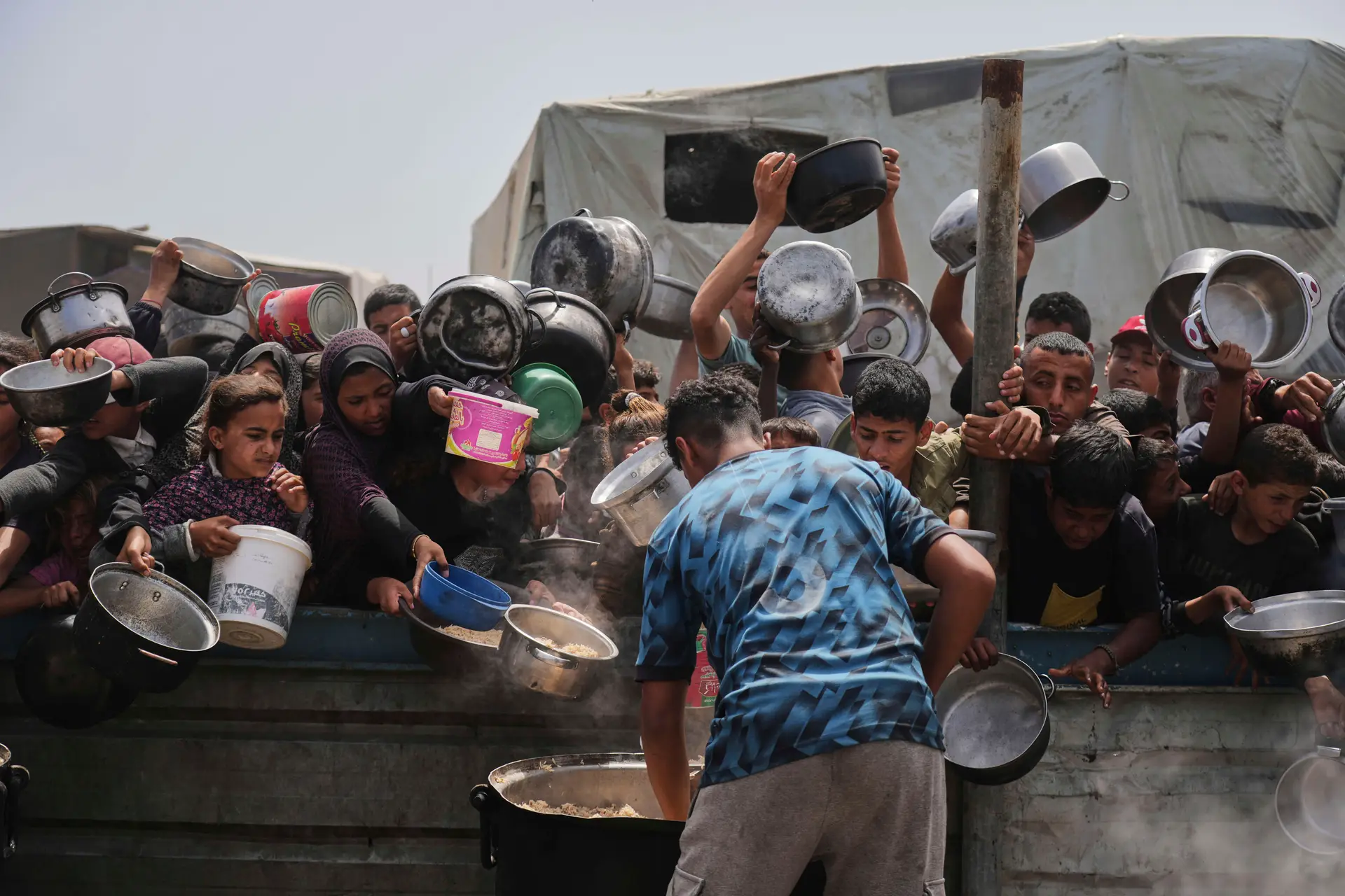 Israel aprova plano para retomar ajuda humanitária em Gaza, Hama fala em "chantagem"