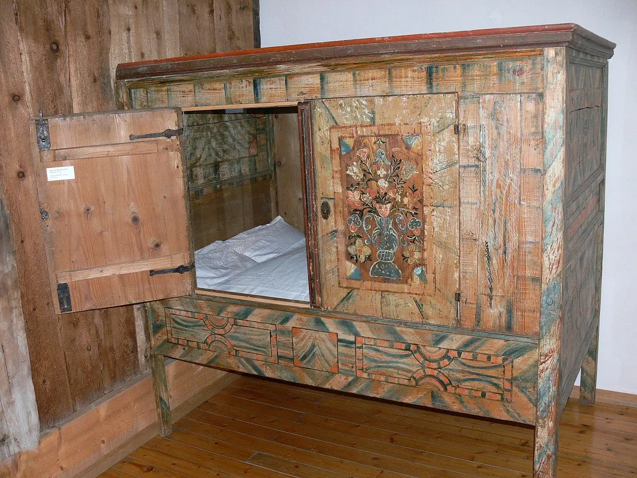 Armário-cama do século XVIII, no Museu de Dietenheim (Áustria)