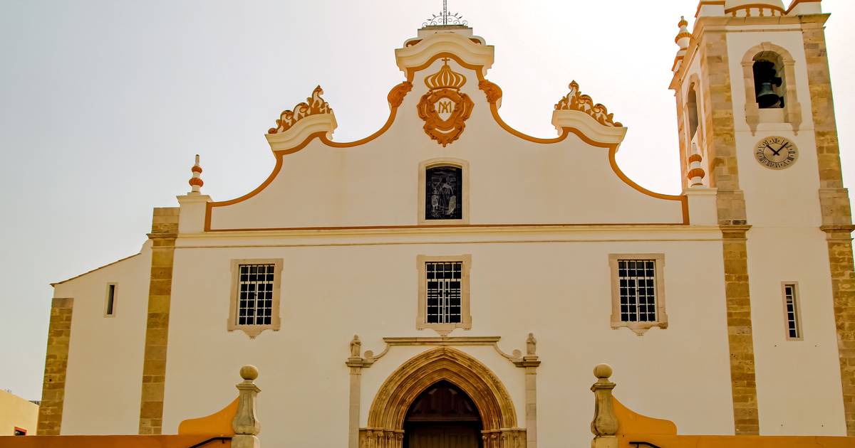 Obras após queda de muro revelam ossadas escondidas na Igreja Matriz de Portimão