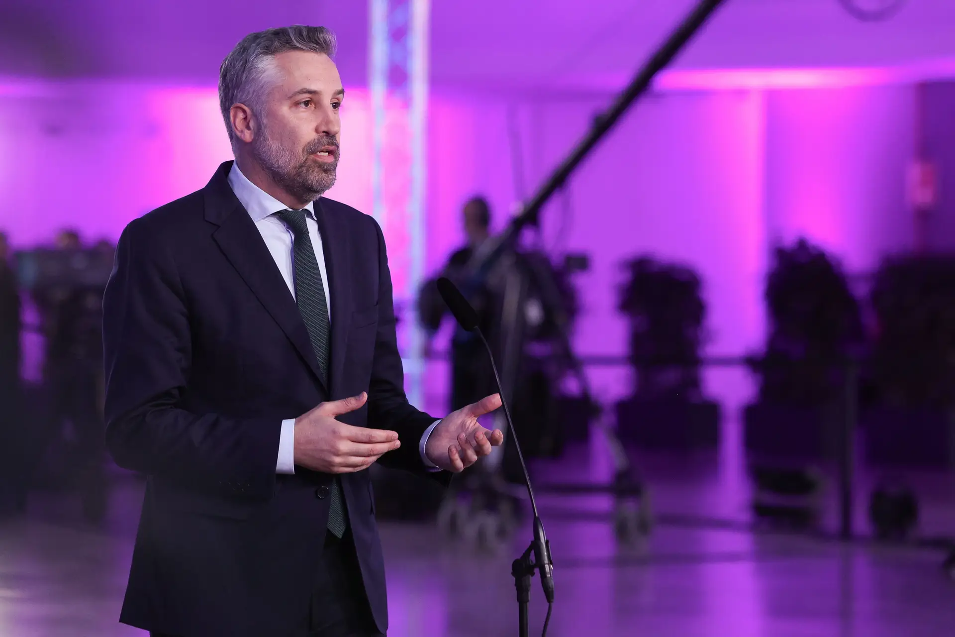 O presidente do Partido Socialista (PS), Pedro Nuno Santos, momentos antes do início do debate televisivo com o presidente do Partido Social Democrata (PSD), Luís Montenegro (ausente na fotografia), no âmbito das eleições legislativas, Cascais, 30 de abril de 2025. 
