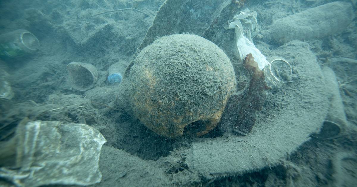 Estudo revela concentração recorde de microplásticos na zona mais profunda do oceano
