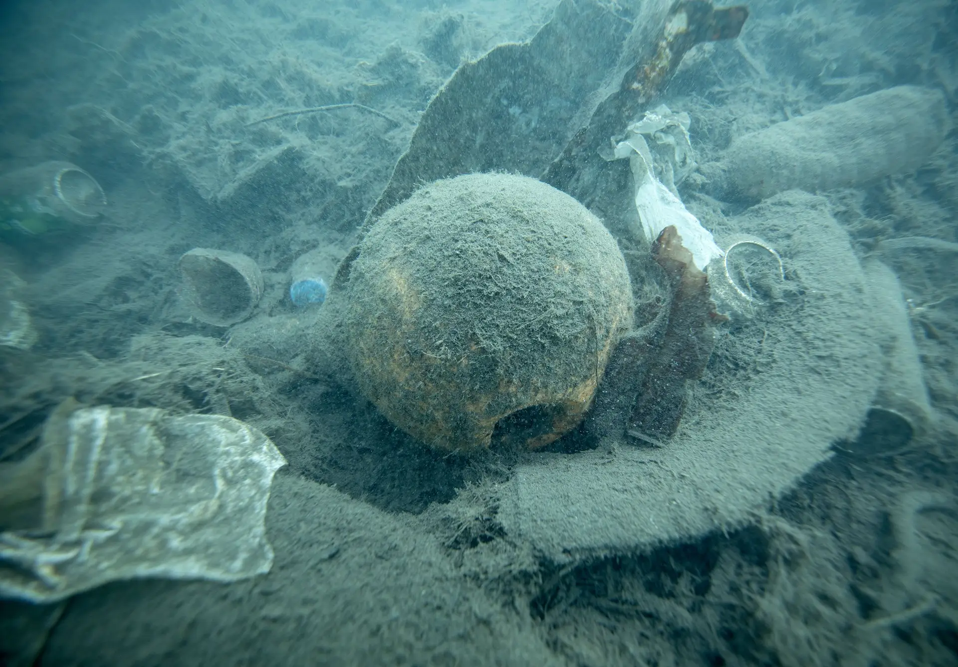 Estudo revela concentração recorde de microplásticos na zona mais profunda do oceano