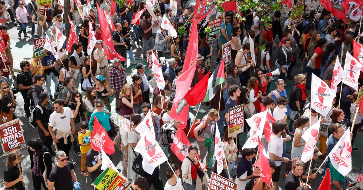1.º de Maio: milhares saem à rua para assinalar data e comer as primeiras sardinhas do ano