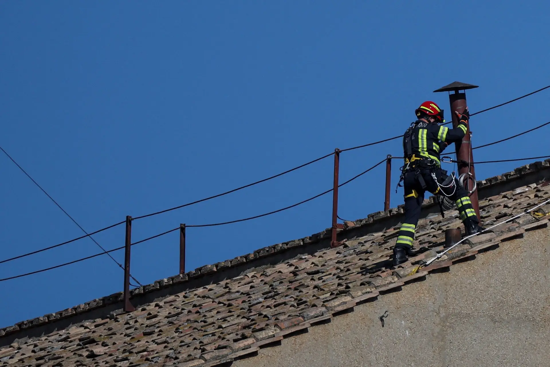Preparativos para o Conclave: chaminé da Capela Sistina já está a ser montada
