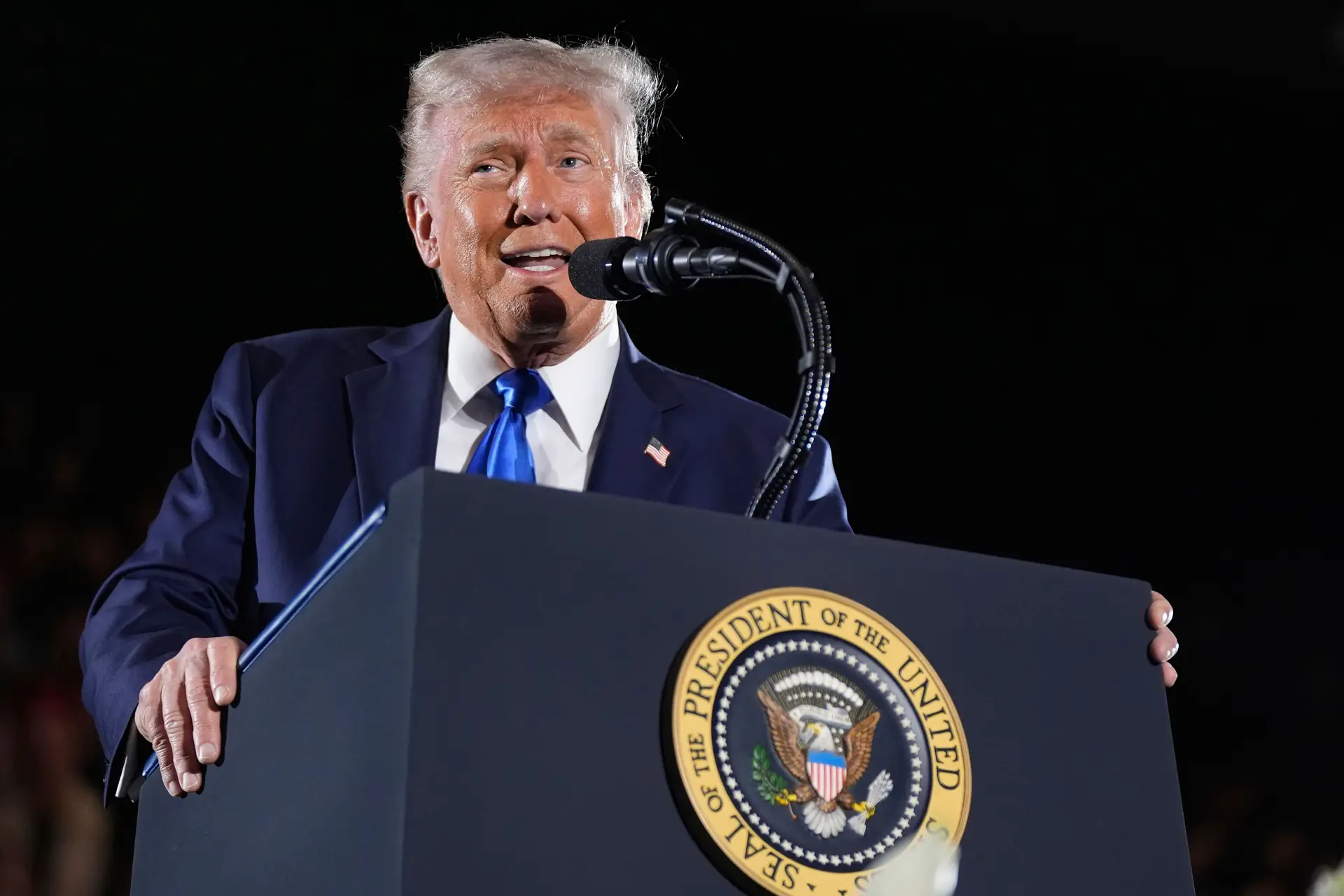 Donald Trump assina ordem para baixar preços dos medicamentos nos EUA entre 30% e 80%