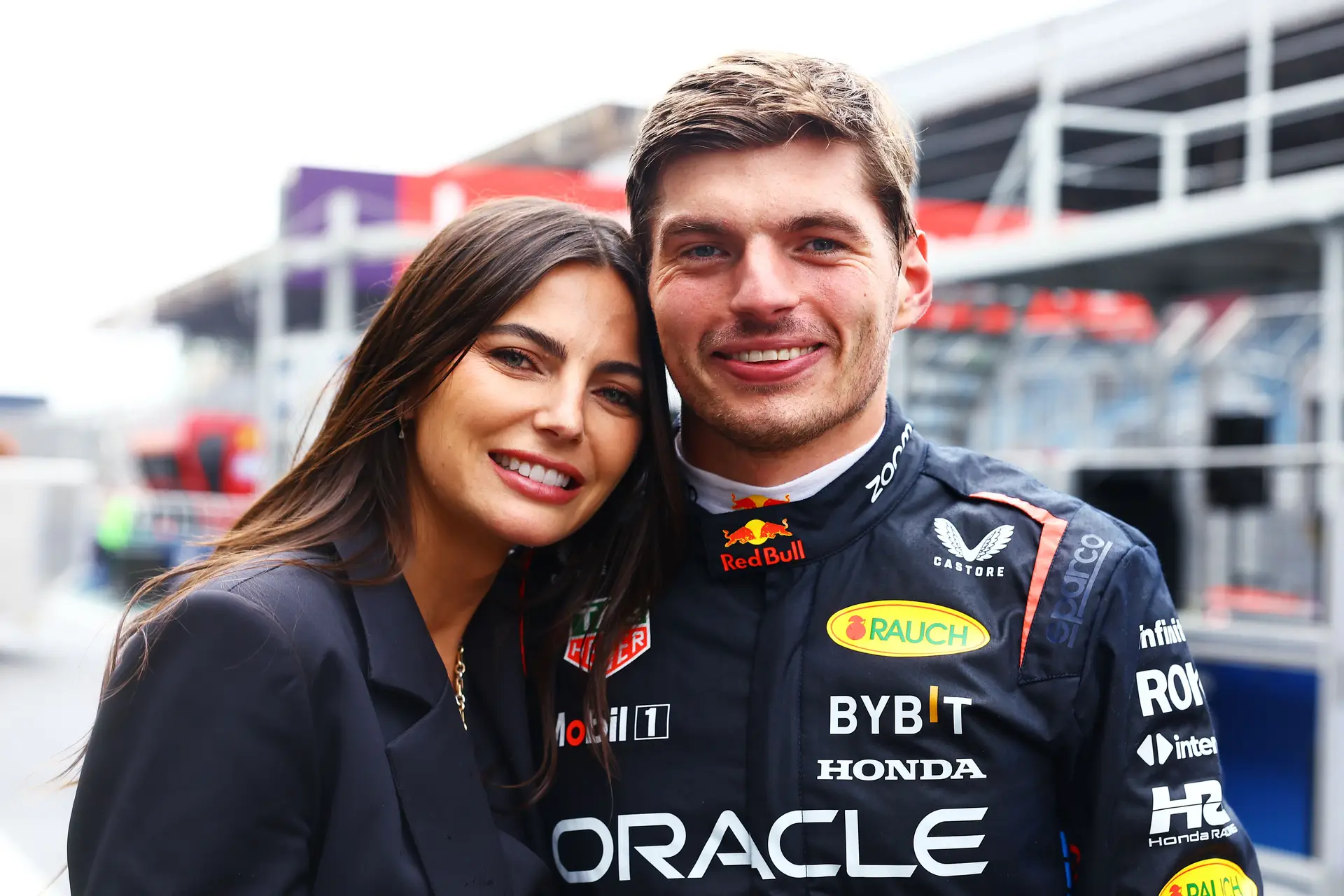 O tetracampeão mundial de Fórmula 1, Max Verstappen, ao lado da namorada Kelly Piquet durante o Grande Prémio de São Paulo, no Brasil, em novembro de 2024.