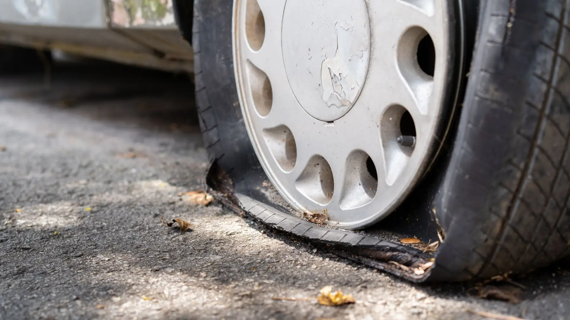 Caos em autoestrada australiana: fragmentos de metal furam pneus a centenas de carros