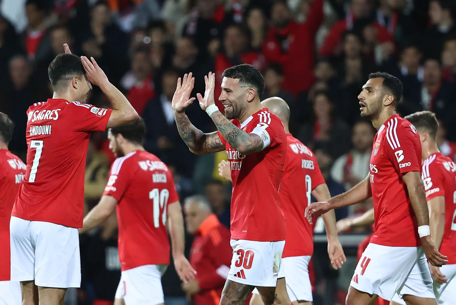 Benfica vence no Estoril e é líder à condição 