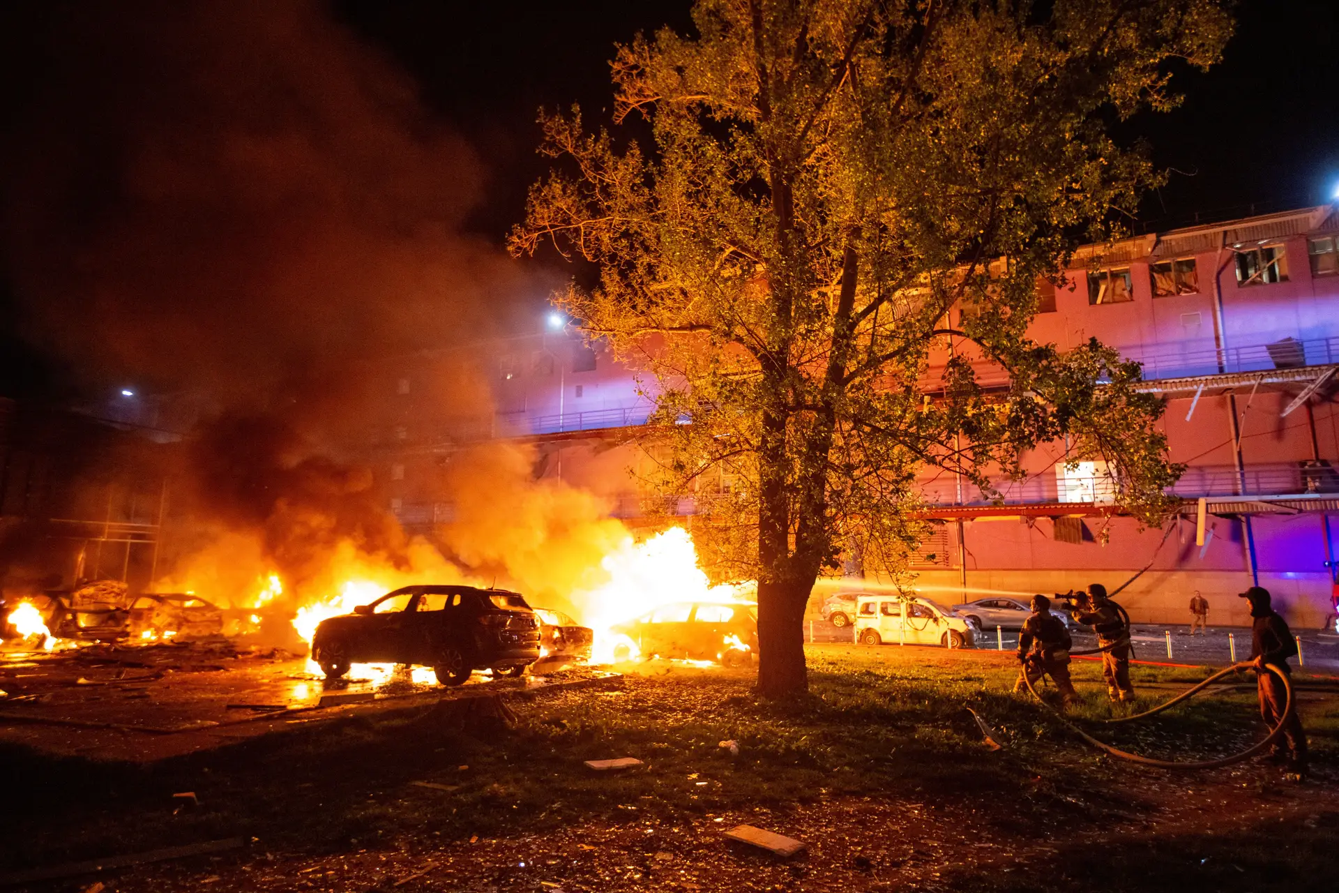 Ataque russo com drones contra Kiev incendeia vários edifícios residenciais