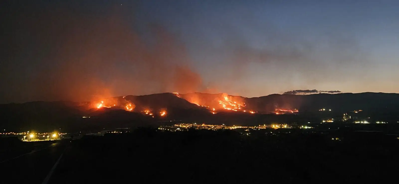 Queda de um raio provoca incêndio florestal na Andaluzia 