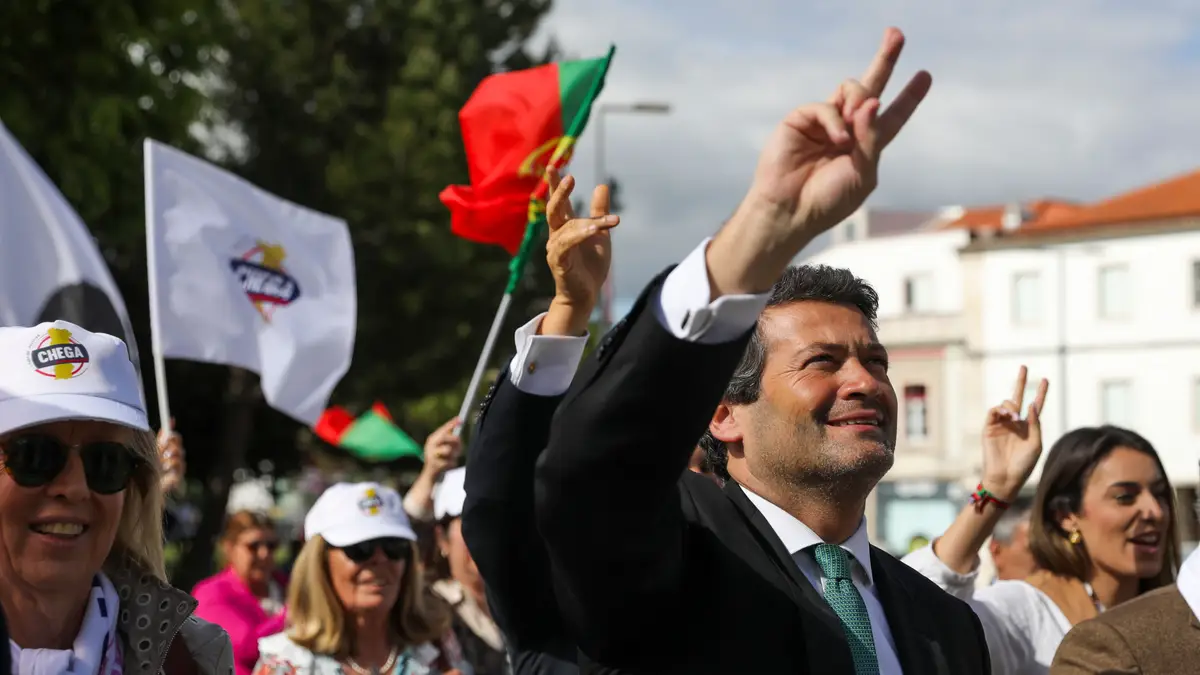 O presidente do partido Chega, André Ventura, cumprimenta apoiantes durante uma arruada, no âmbito da campanha para as eleições legislativas, em Santarém, 5 de maio de 2025. 