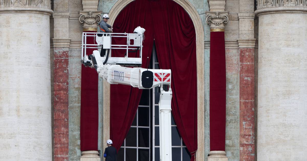 Preparativos para o Conclave: colocadas cortinas vermelhas na Basílica de São Pedro