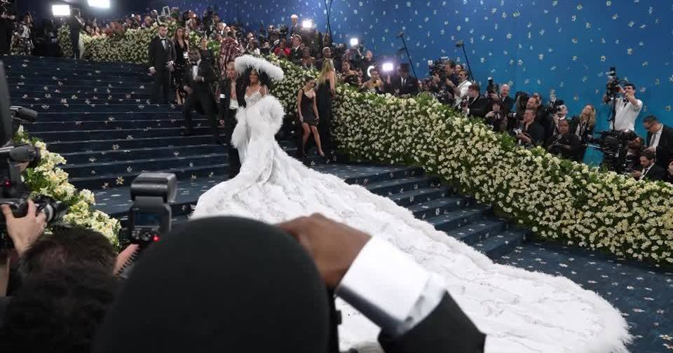 Diana Ross impressiona no Met Gala com cauda de 5,5 metros