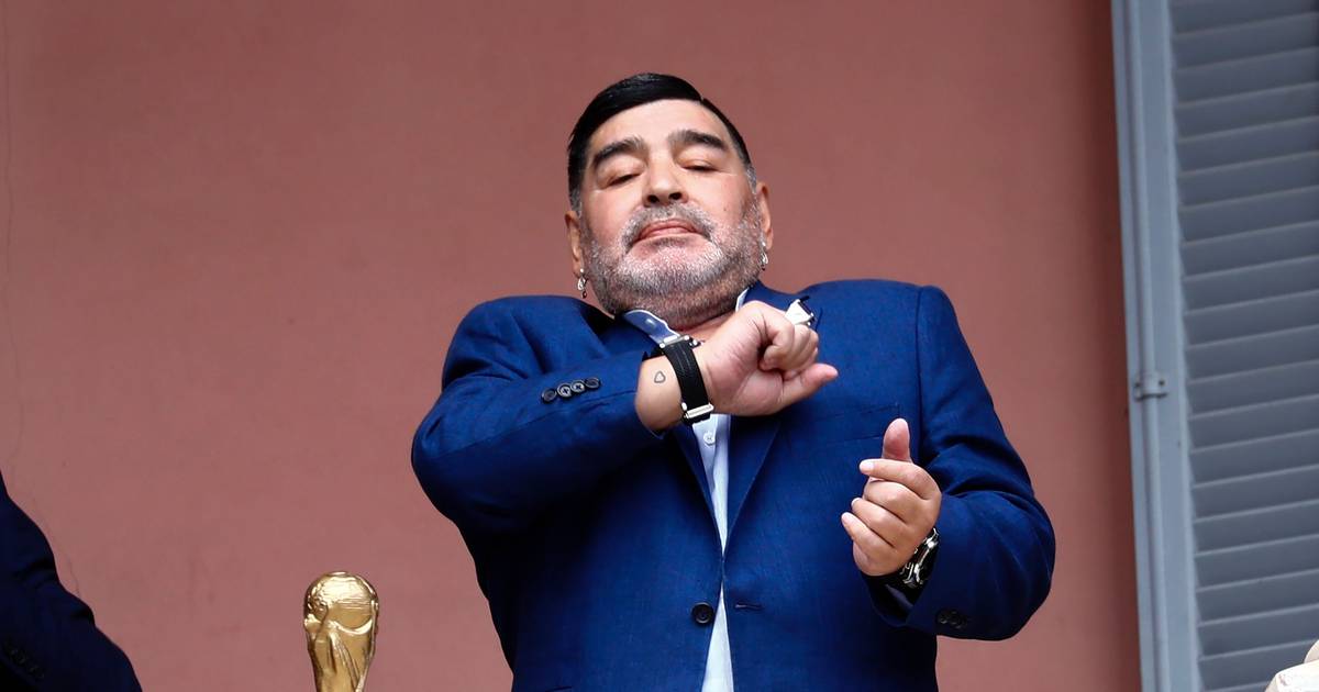 Médico revela comportamento autodestrutivo de Maradona antes da morte
