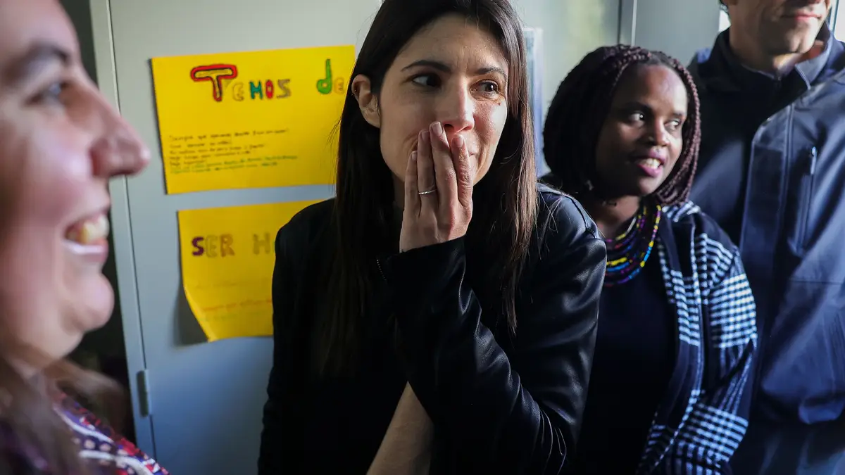 A coordenadora do Bloco de Esquerda (BE), Mariana Mortágua (C), durante uma ação de campanha, no âmbito da campanha para as eleições legislativas, bairro do Zambujal, na Amadora, 06 de maio 2025. 