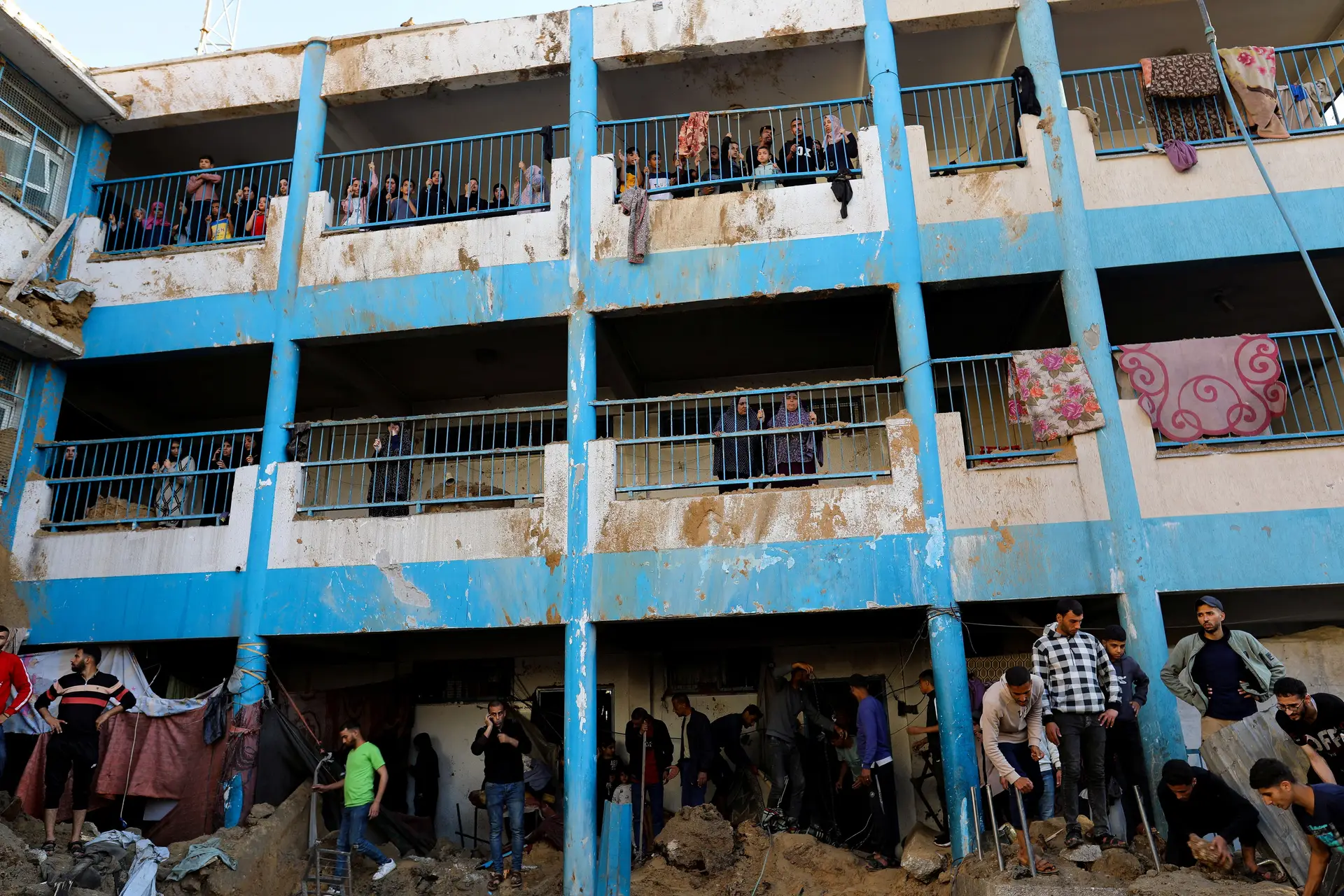 Autoridades de Gaza denunciam 22 mortos em ataque a escola que Israel diz ser comando do Hamas
