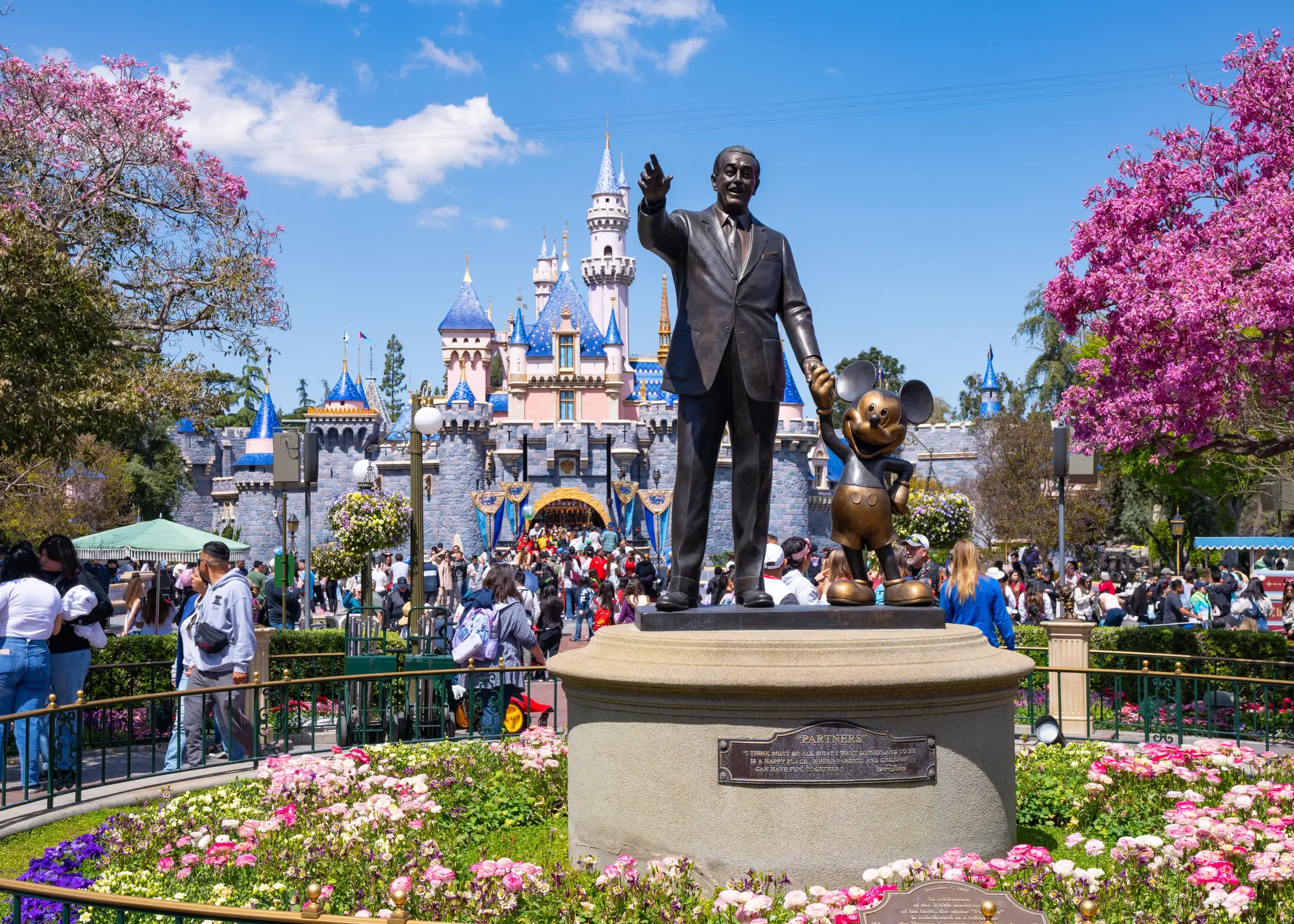Estátua de Walt Disney a segurar a mão da personagem mais popular que criou, o Rato Mickey, no Disneyland Resort em Anaheim, na Califórnia, Estados Unidos. 
