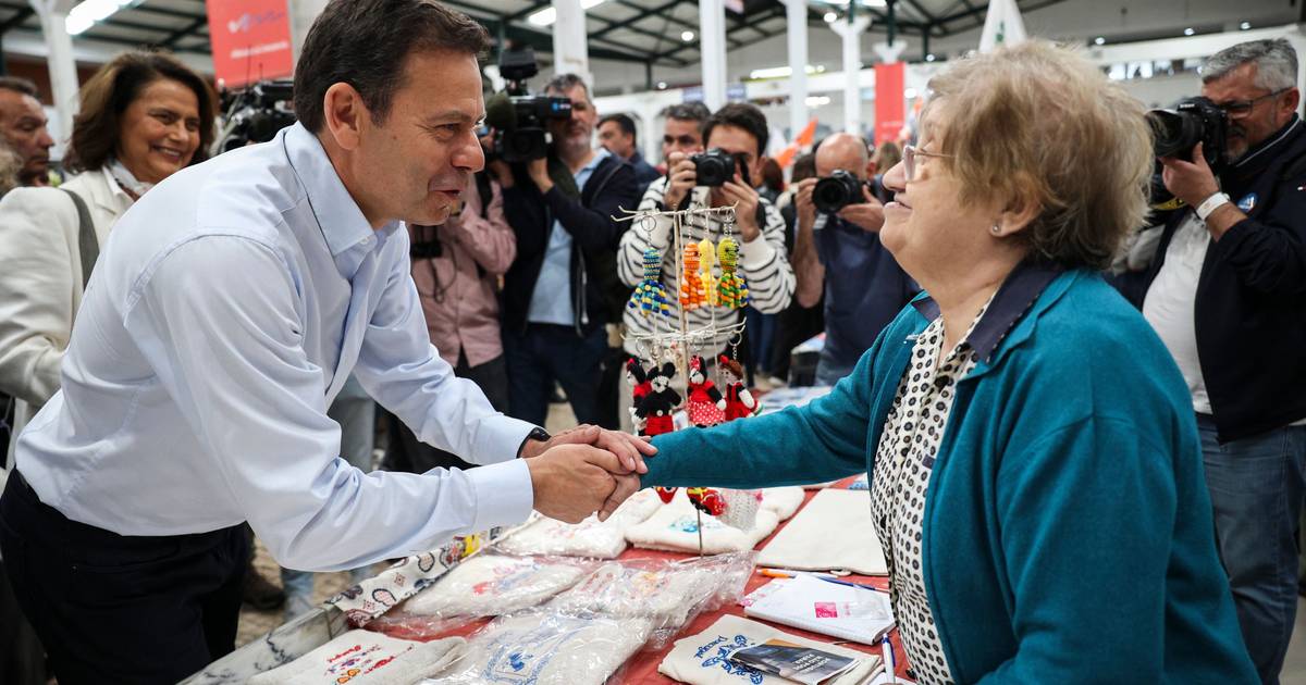De Setúbal a Évora: Luís Montenegro ouviu as queixas dos reformados e quase se cruzou com Pedro Nuno Santos