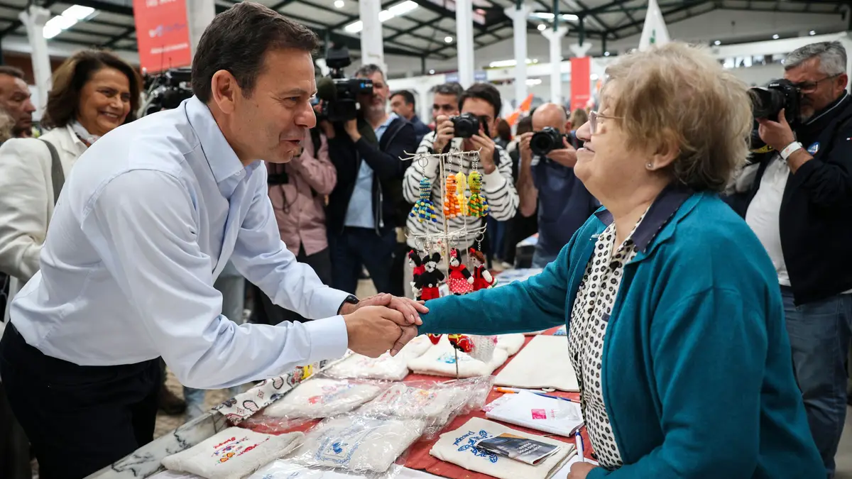 O presidente do Partido Social Democrata (PSD), Luís Montenegro (E), durante visita ao mercado de Setúbal, no âmbito da campanha para as eleições legislativas, em Setúbal, Portugal, 7 de maio de 2025. 