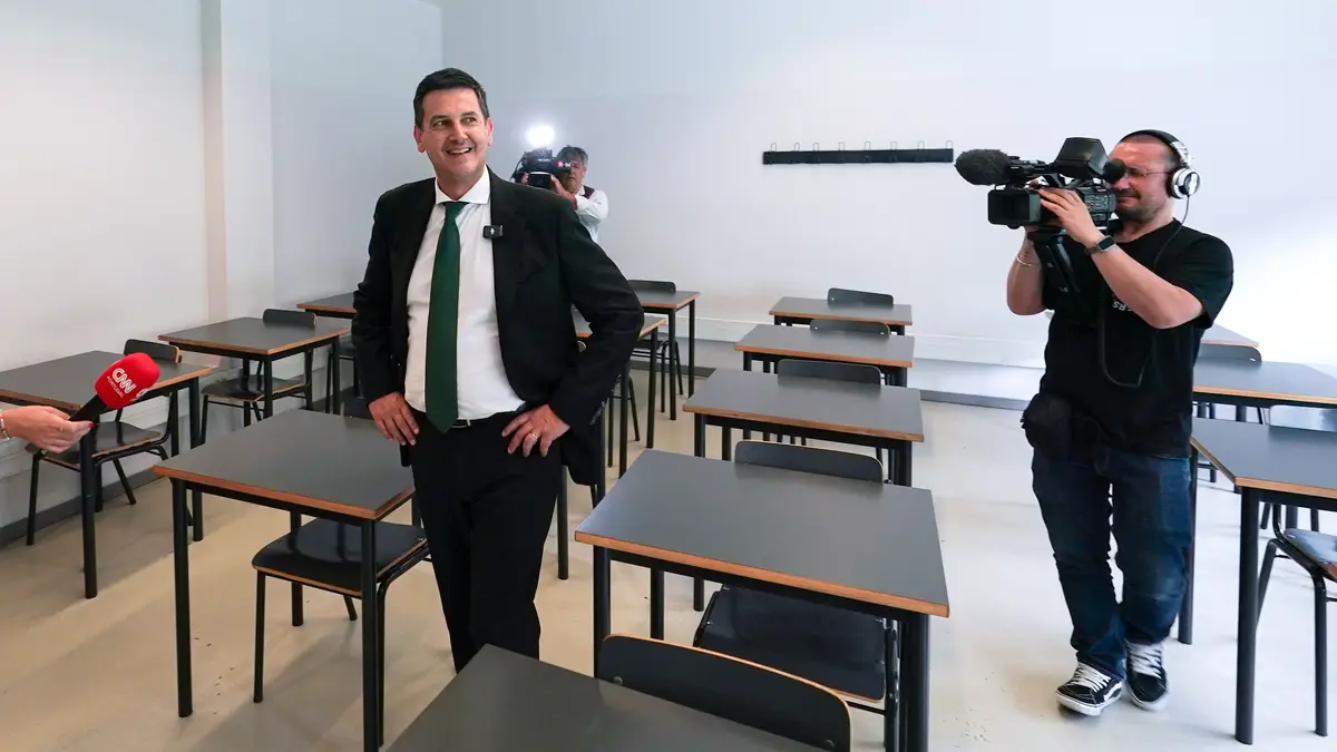 O presidente do Iniciativa Liberal (IL), Rui Rocha (E) durante a visita ao Liceu D.Maria II em Braga, acompanhado por antigas docentes, no âmbito da campanha eleitoral para as eleições legislativas, Vila verde, 7 de maio de 2025. 