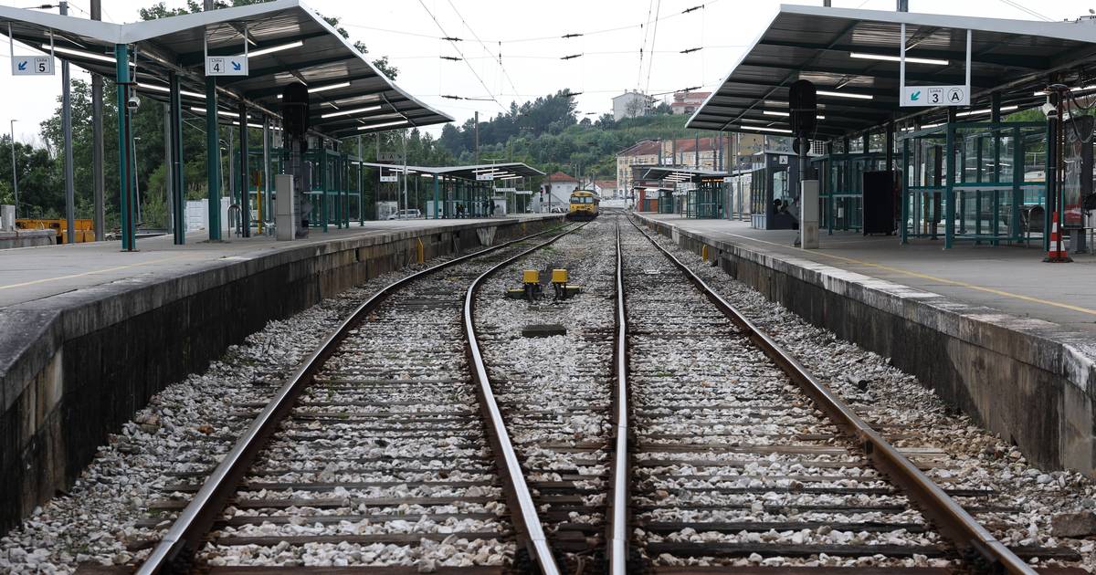 Tensão aumenta no segundo dia sem comboios: greve provoca sobrelotação e descontrolo nos autocarros