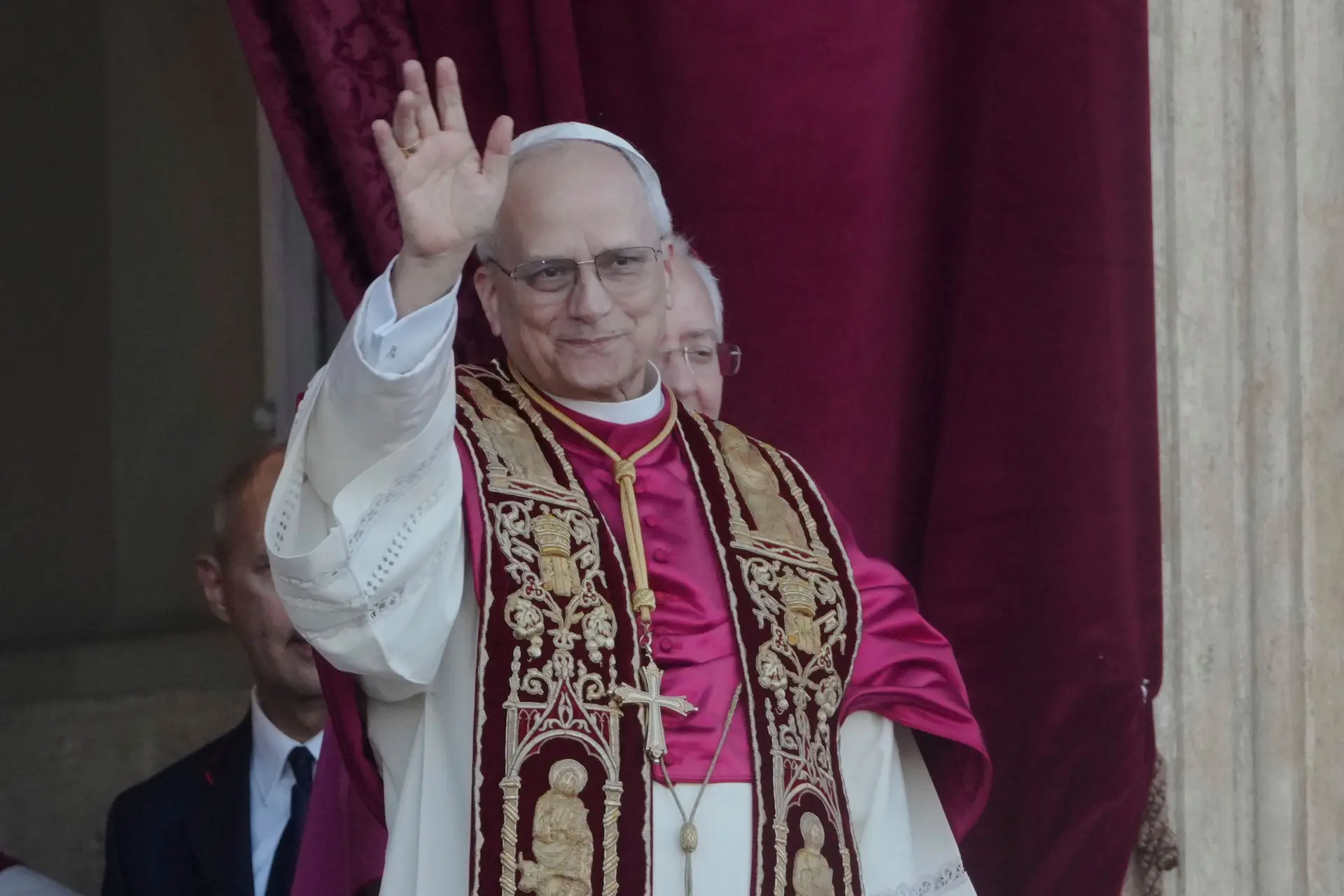 O recém-eleito Papa Leão XIV aparece na varanda da Basílica de São Pedro, no Vaticano, quinta-feira, 8 de maio de 2025. 